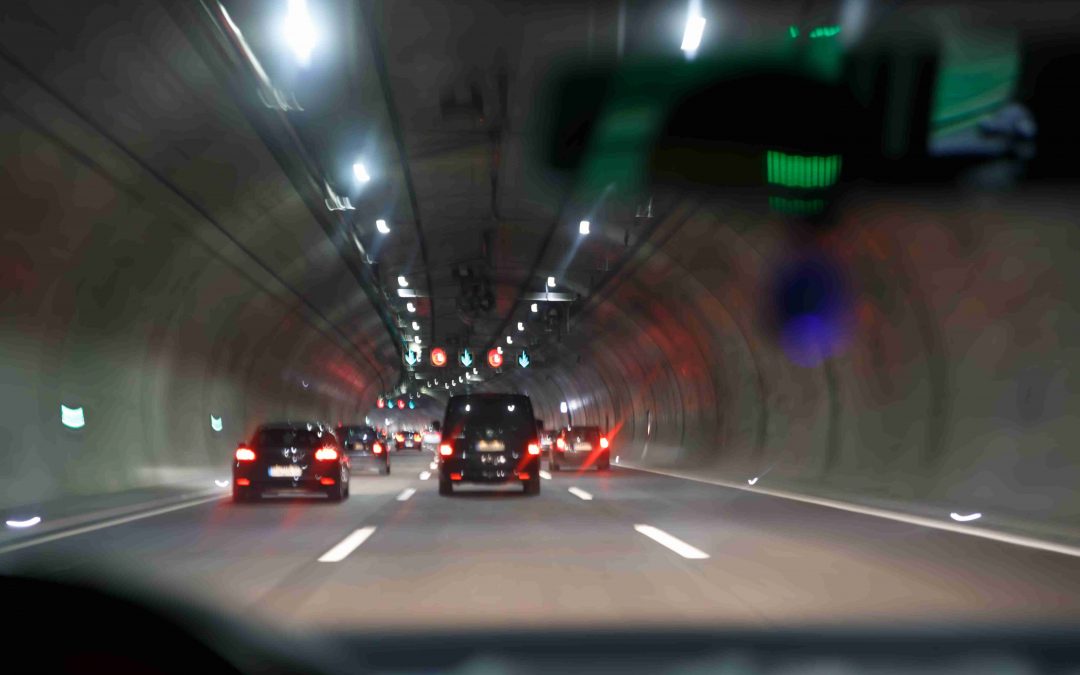 autá prechádzajúce zabezpečeným tunelom